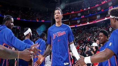 “魔术师哀叹：关键季后赛夜湖人防线崩溃失145分”